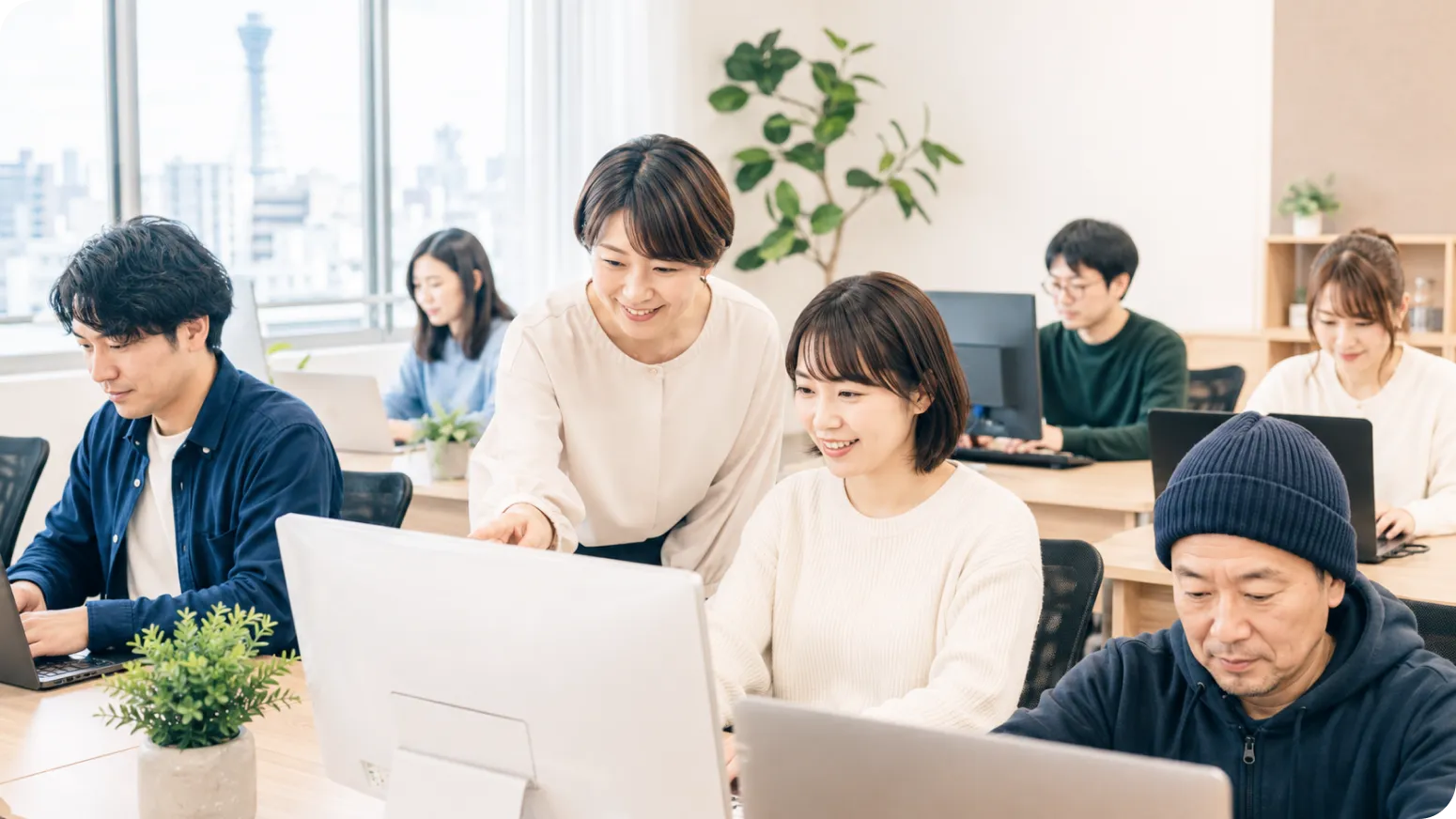 パソコン業務に取り組む様子